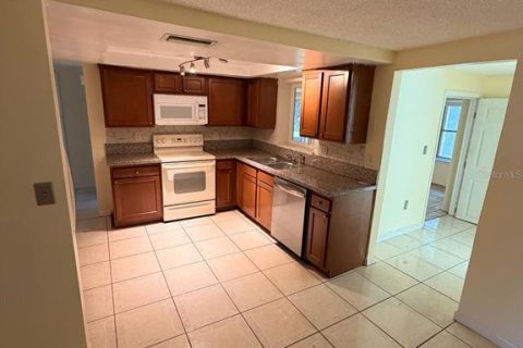 House in New Port Richey, Florida 3 bedrooms, 157.84 sq.m. № 2211224 - photo 12