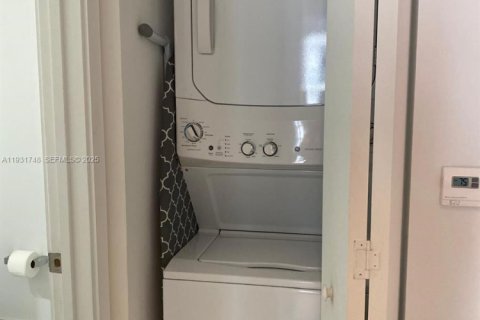 Apartamento en alquiler en Miami, Florida, 1 dormitorio, 63.55 m2 № 1992341 - foto 4