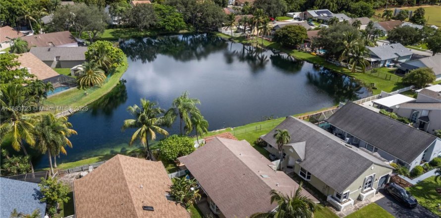 Villa ou maison à Cooper City, Floride 3 chambres, 146.41 m2 № 1932387