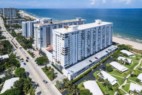 Condo in Pompano Beach, Florida, 2 bedrooms  № 629162 - photo 1