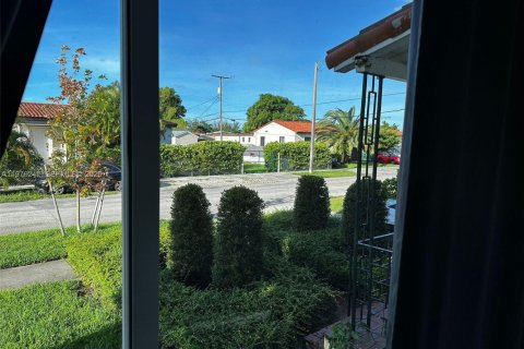 House in Miami, Florida 4 bedrooms, 138.98 sq.m. № 2042521 - photo 5