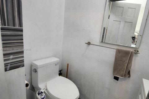 House in Miami, Florida 4 bedrooms, 138.98 sq.m. № 2042521 - photo 3