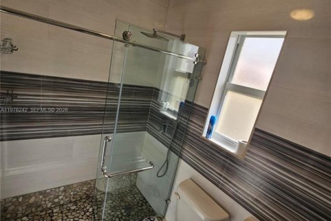 House in Miami, Florida 4 bedrooms, 138.98 sq.m. № 2042521 - photo 7