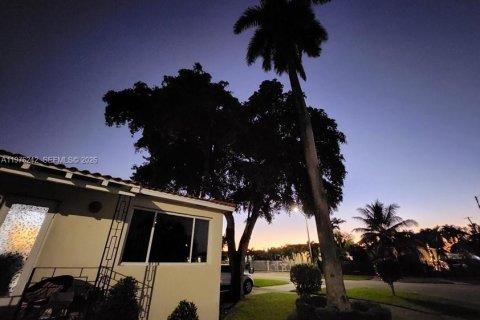 House in Miami, Florida 4 bedrooms, 138.98 sq.m. № 2042521