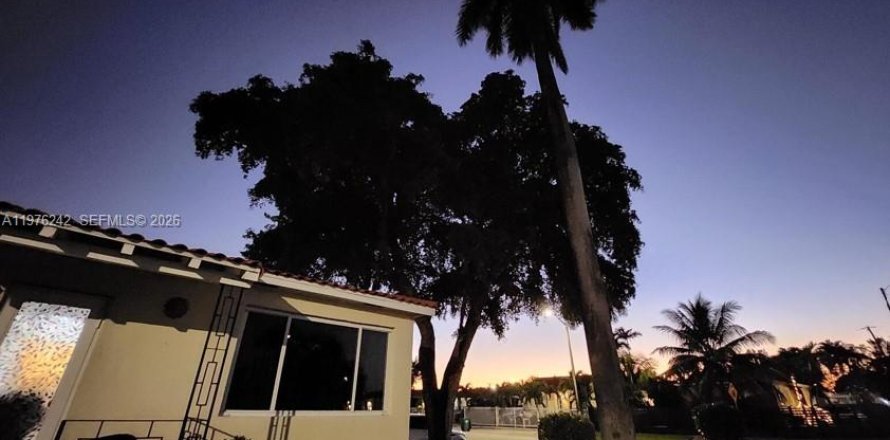House in Miami, Florida 4 bedrooms, 138.98 sq.m. № 2042521