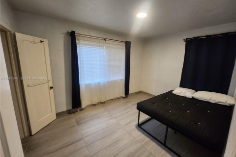 House in Miami, Florida 4 bedrooms, 138.98 sq.m. № 2042521 - photo 4