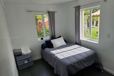 House in Miami, Florida 4 bedrooms, 138.98 sq.m. № 2042521 - photo 6