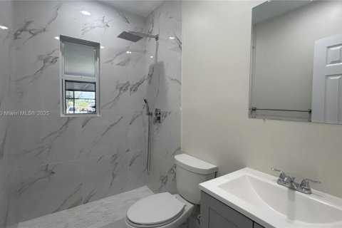 House in Opa-locka, Florida 3 bedrooms, 105.72 sq.m. № 2252908 - photo 9