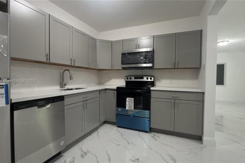 House in Opa-locka, Florida 3 bedrooms, 105.72 sq.m. № 2252908 - photo 13