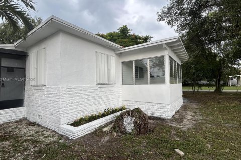 House in Opa-locka, Florida 3 bedrooms, 105.72 sq.m. № 2252908 - photo 3