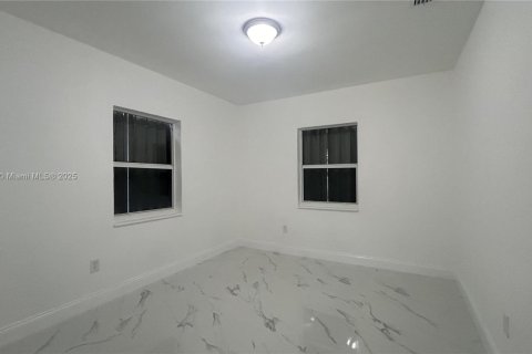House in Opa-locka, Florida 3 bedrooms, 105.72 sq.m. № 2252908 - photo 25