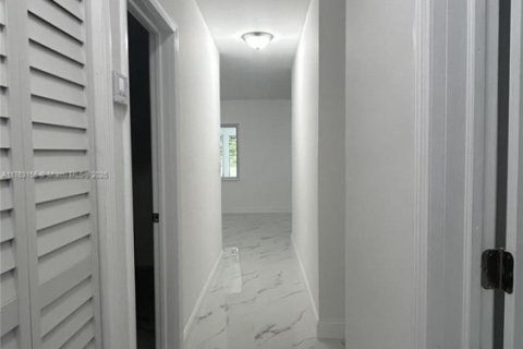 House in Opa-locka, Florida 3 bedrooms, 105.72 sq.m. № 2252908 - photo 27