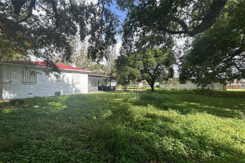House in Opa-locka, Florida 3 bedrooms, 105.72 sq.m. № 2252908