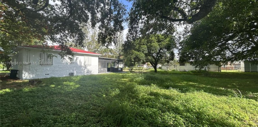House in Opa-locka, Florida 3 bedrooms, 105.72 sq.m. № 2252908