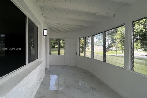 House in Opa-locka, Florida 3 bedrooms, 105.72 sq.m. № 2252908 - photo 17