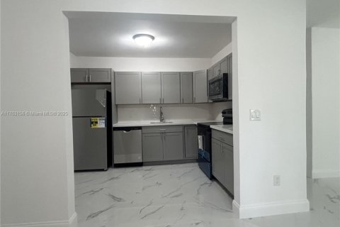 House in Opa-locka, Florida 3 bedrooms, 105.72 sq.m. № 2252908 - photo 6