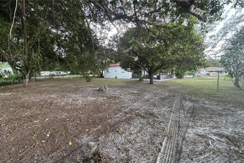 House in Opa-locka, Florida 3 bedrooms, 105.72 sq.m. № 2252908 - photo 21