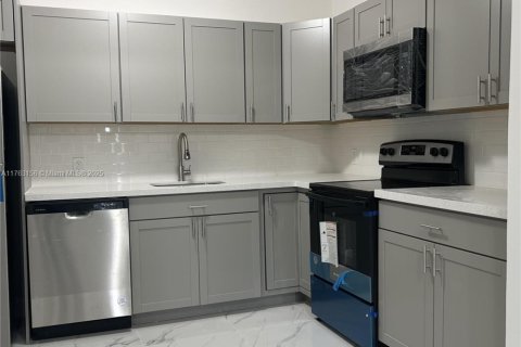 House in Opa-locka, Florida 3 bedrooms, 105.72 sq.m. № 2252908 - photo 14