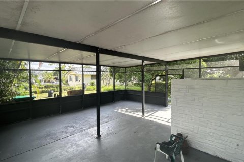 House in Opa-locka, Florida 3 bedrooms, 105.72 sq.m. № 2252908 - photo 22