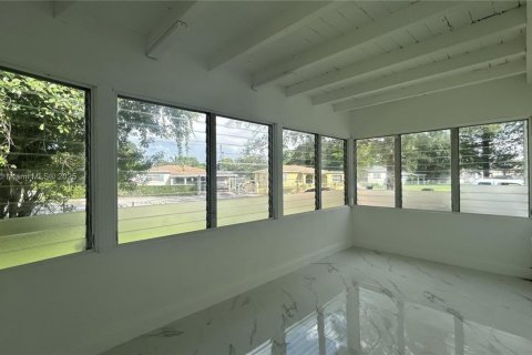 House in Opa-locka, Florida 3 bedrooms, 105.72 sq.m. № 2252908 - photo 5