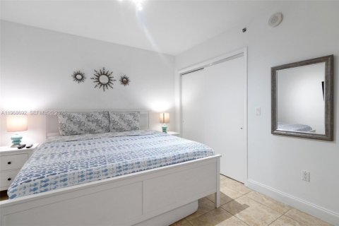 Condo in Hallandale Beach, Florida, 1 bedroom  № 2052849 - photo 13