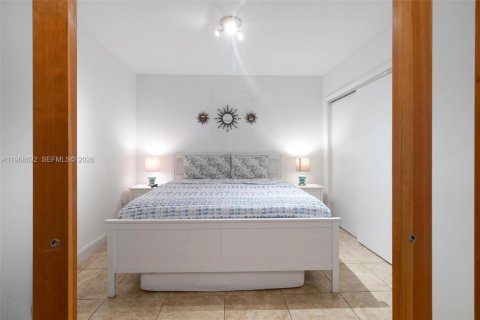 Condo in Hallandale Beach, Florida, 1 bedroom  № 2052849 - photo 12