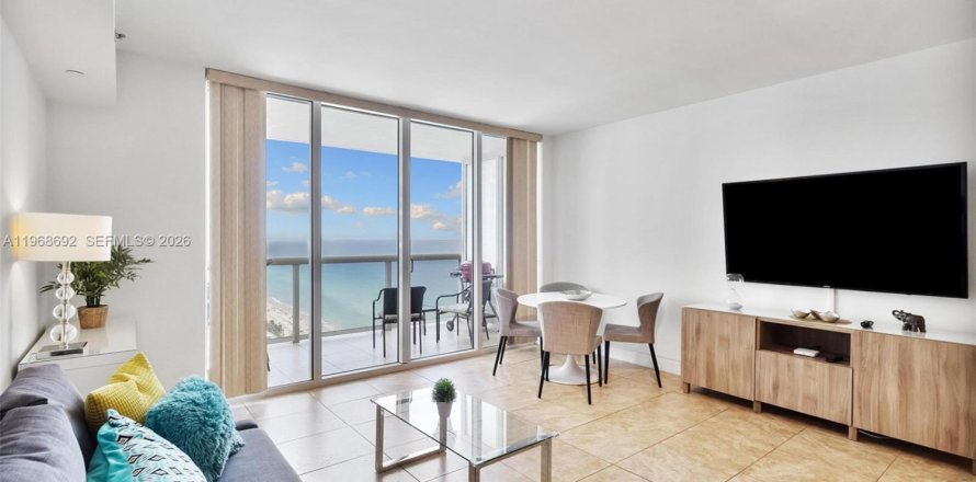 Condo in Hallandale Beach, Florida, 1 bedroom  № 2052849
