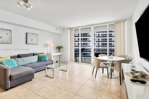 Condo in Hallandale Beach, Florida, 1 bedroom  № 2052849 - photo 2