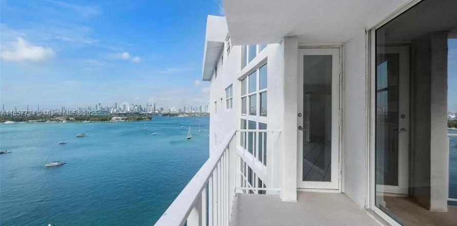 Condominio en Miami Beach, Florida, 2 dormitorios  № 1881892
