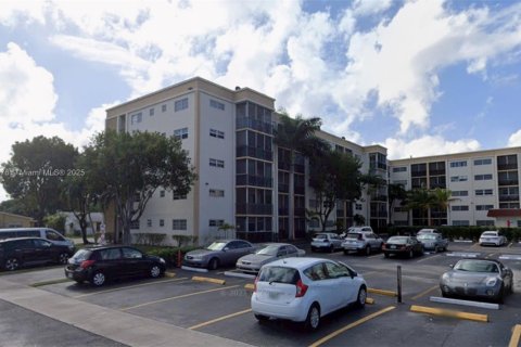 Condominio en venta en Hallandale Beach, Florida, 2 dormitorios, 85.28 m2 № 1951606 - foto 1