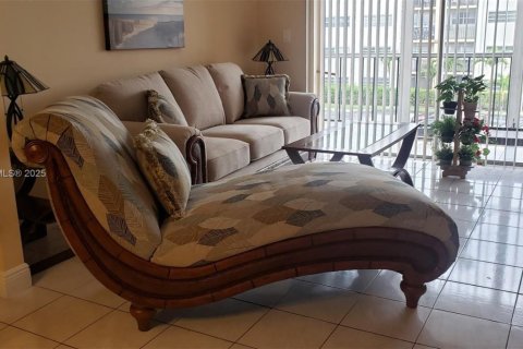 Condominio en venta en Hallandale Beach, Florida, 2 dormitorios, 85.28 m2 № 1951606 - foto 3