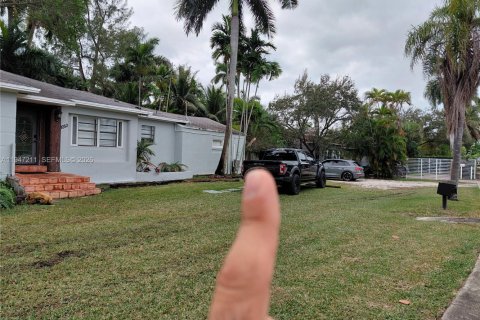 House in Miami, Florida 1 bedroom, 166.3 sq.m. № 2003309 - photo 2