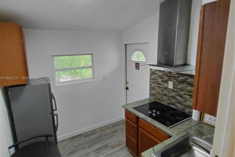 House in Miami, Florida 1 bedroom, 166.3 sq.m. № 2003309 - photo 12