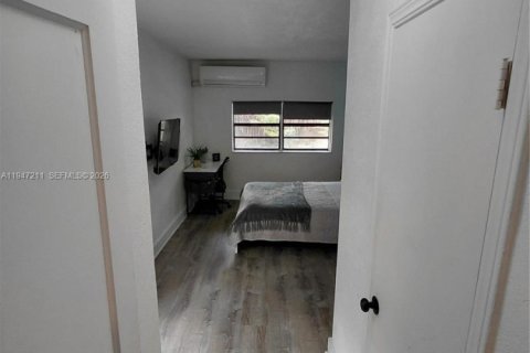 House in Miami, Florida 1 bedroom, 166.3 sq.m. № 2003309 - photo 5