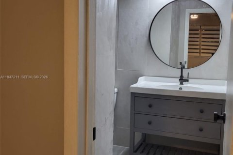 House in Miami, Florida 1 bedroom, 166.3 sq.m. № 2003309 - photo 4