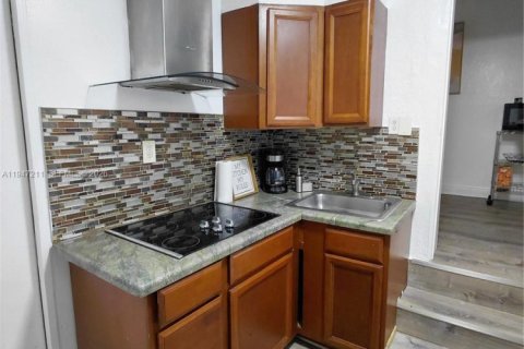 House in Miami, Florida 1 bedroom, 166.3 sq.m. № 2003309 - photo 22