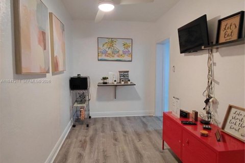 House in Miami, Florida 1 bedroom, 166.3 sq.m. № 2003309 - photo 3