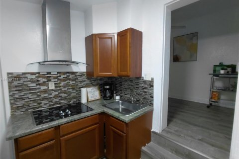 House in Miami, Florida 1 bedroom, 166.3 sq.m. № 2003309 - photo 11