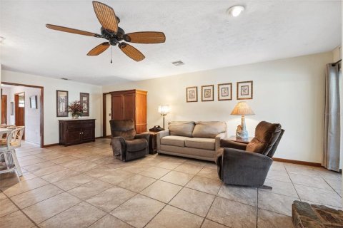 House in Tampa, Florida 4 bedrooms, 217.39 sq.m. № 1653718 - photo 16