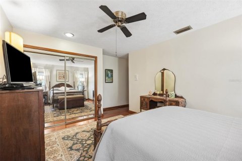 House in Tampa, Florida 4 bedrooms, 217.39 sq.m. № 1653718 - photo 24