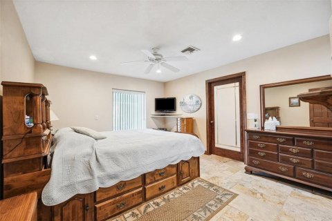 House in Tampa, Florida 4 bedrooms, 217.39 sq.m. № 1653718 - photo 18