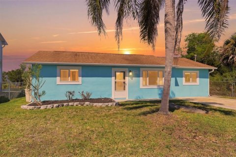 House in Hernando Beach, Florida 3 bedrooms, 108.7 sq.m. № 2115341