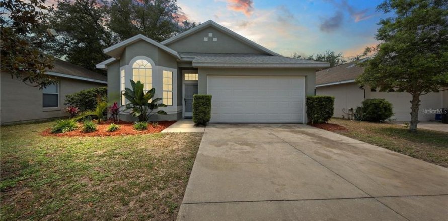 House in Leesburg, Florida 3 bedrooms, 126.72 sq.m. № 1807992