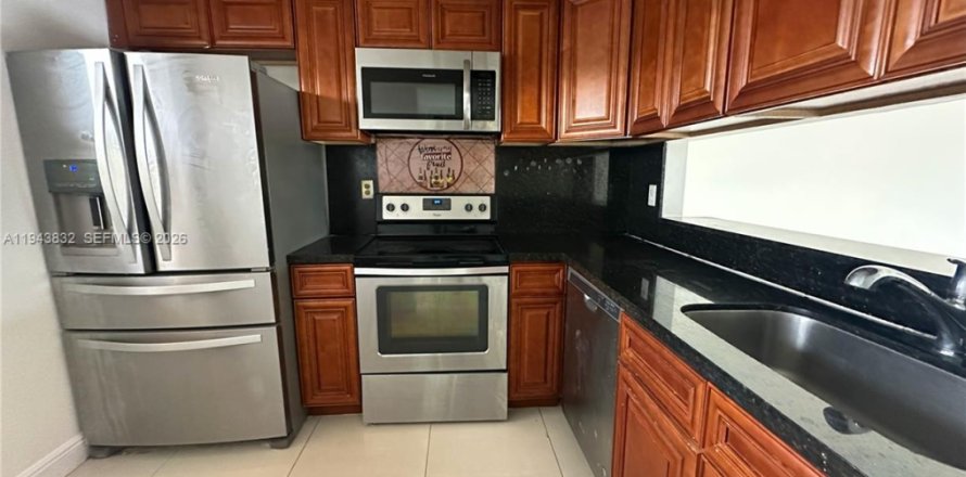 Condominio en Miramar, Florida, 2 dormitorios  № 2000612