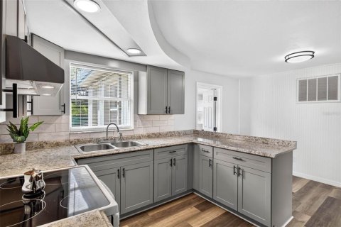 Villa ou maison à louer à Holiday, Floride: 4 chambres, 133.78 m2 № 2388160 - photo 6