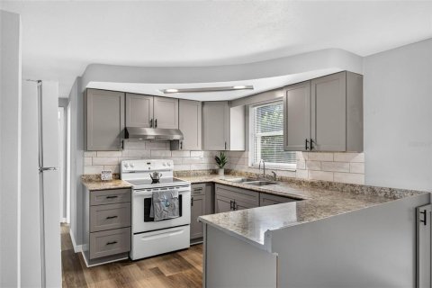 Villa ou maison à louer à Holiday, Floride: 4 chambres, 133.78 m2 № 2388160 - photo 7