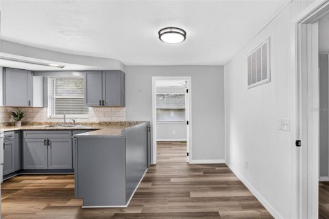 Villa ou maison à louer à Holiday, Floride: 4 chambres, 133.78 m2 № 2388160 - photo 8