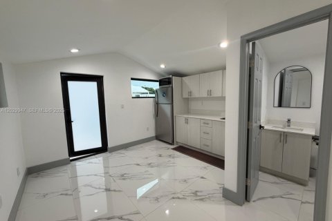 Casa en alquiler en Miami Gardens, Florida, 1 dormitorio, 142.05 m2 № 2182117 - foto 2