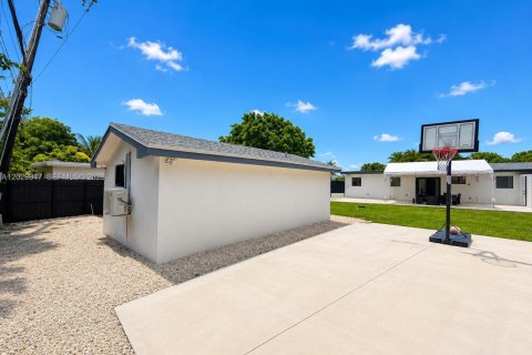 Casa en alquiler en Miami Gardens, Florida, 1 dormitorio, 142.05 m2 № 2182117 - foto 5