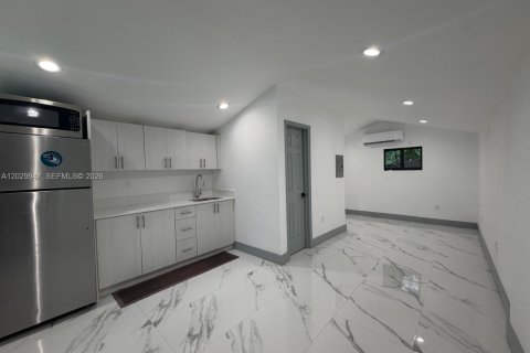 Casa en alquiler en Miami Gardens, Florida, 1 dormitorio, 142.05 m2 № 2182117 - foto 3